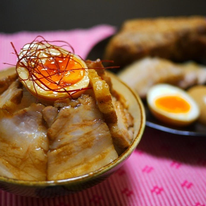 皿に盛られたチャーシュー丼