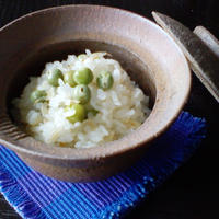 両隣からお豆さんを戴きました！あれとあれを入れるだけで、それはそれは美味しい豆ごはんが出来ました