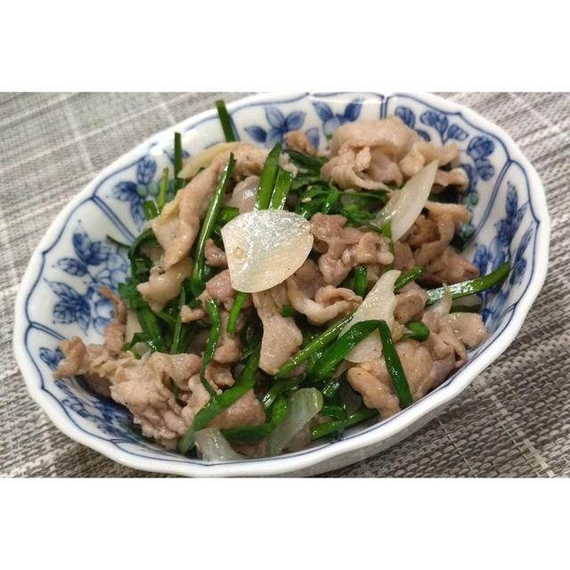 翌日まで匂いがするかも！？スタミナばっちりな料理です★豚にら生姜にんにく炒め★