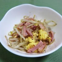 ハムとふわふわ玉子のスパイシーもやし炒め