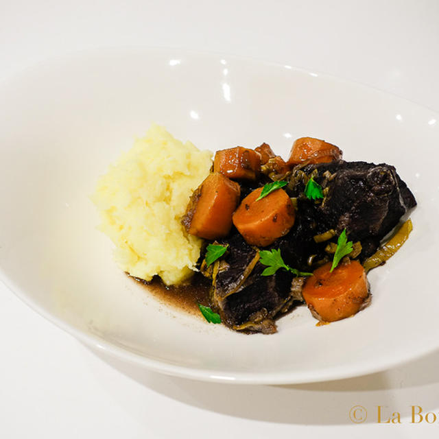 Staubココット鍋で牛ほほ肉とにんじんの赤ワイン煮込み