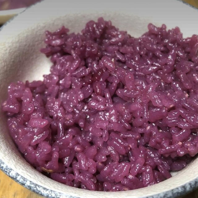 紫色の野菜ジュースで炊き込みご飯