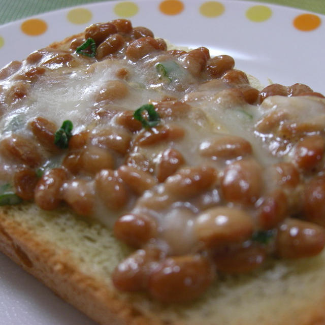 カレー納豆チーズトーストと塩麹ドリンク♪