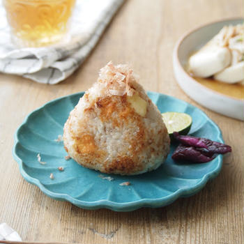 焦がし醤油香る♪たっぷりおかかチーズの焼きおにぎり