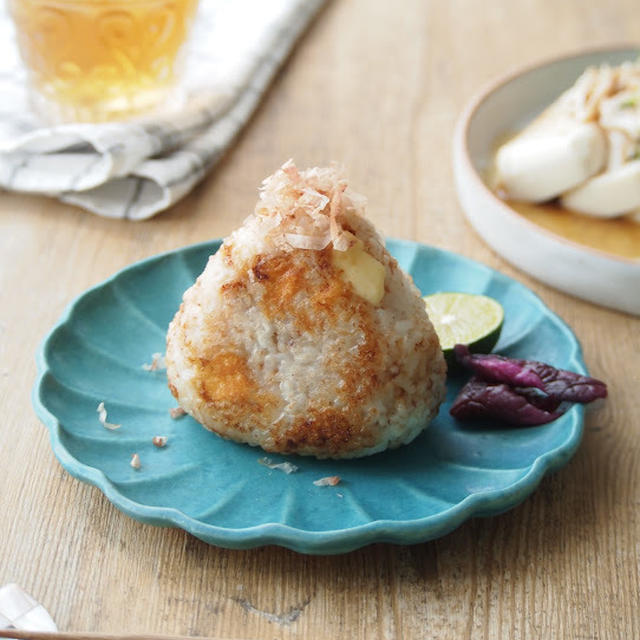 焦がし醤油香る♪たっぷりおかかチーズの焼きおにぎり