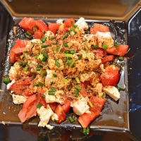 ４月４日　日曜日　ちょりママさん考案トマトとくずし豆腐のサラダ