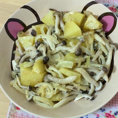 じゃがいも、たまねぎ、しめじのマヨ炒め