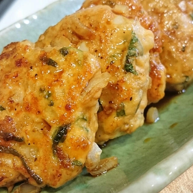 あらびきガーリックが食欲をそそります～玉ねぎシャキシャキ鶏つくね。