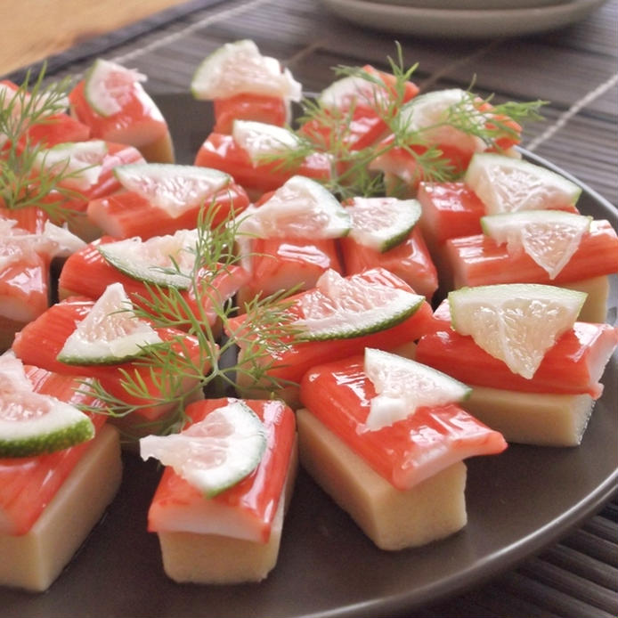 黒い丸皿に盛り付けた高野豆腐のカニ風味かまぼこのせ