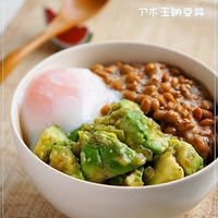 混ぜるだけなのに美味しい～♪　シャキシャキ☆アボ玉納豆丼