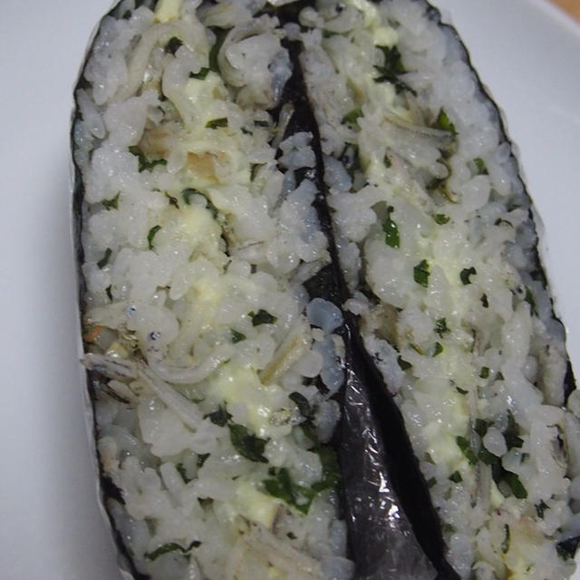 しらすのおにぎりとしらすのおにぎらず