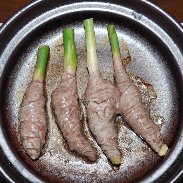炭火で作る『葉生姜の牛肉巻』の陶板焼