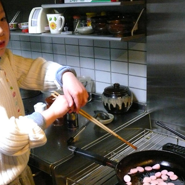 彰美、おかず作り初挑戦「シンプルな魚肉ソーセージ炒め」