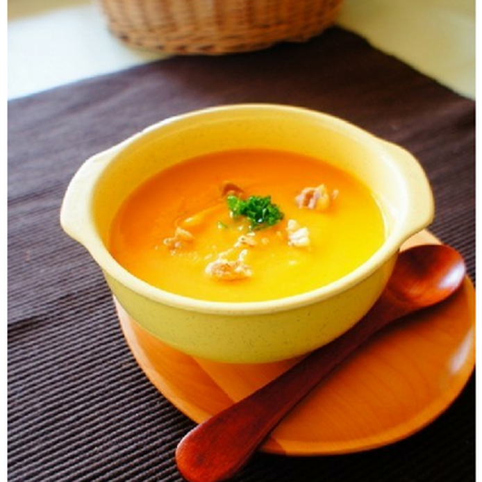 クリーム色のスープカップによそったバターナッツかぼちゃのスパイシースープ