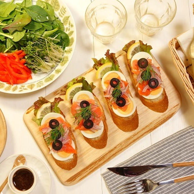 年末年始の食卓やパーティーを華やかに彩る！わさびバルサミコビネガーソースでいただく フランスパンでスモーブロー風スモークサーモンのオープンサンド　-Recipe No.1595-　【Japanese】