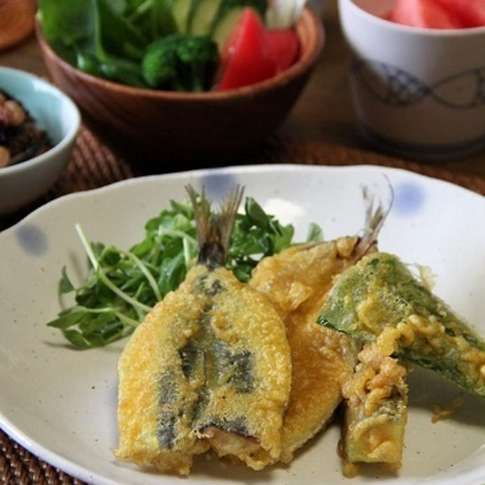 白い皿に盛り付けたいわしのカレー天ぷらと野菜天ぷら