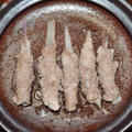 炭火で作る『葉生姜の豚肉巻』の陶板焼
