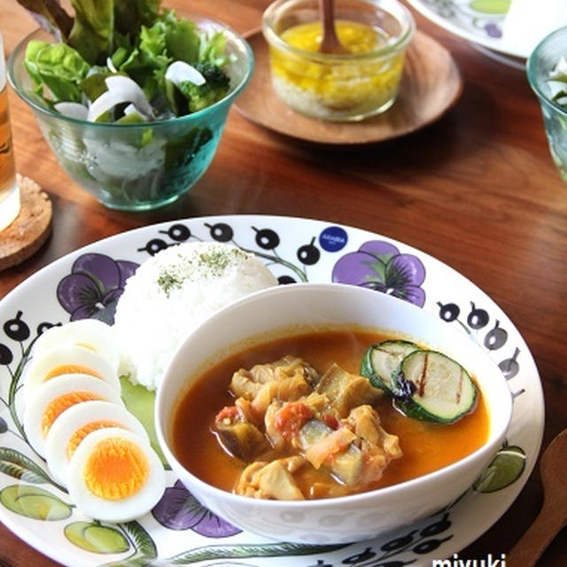 なすとトマトとチキンのスープカレー。