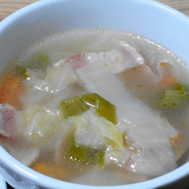 白菜とベーコンの塩スープ