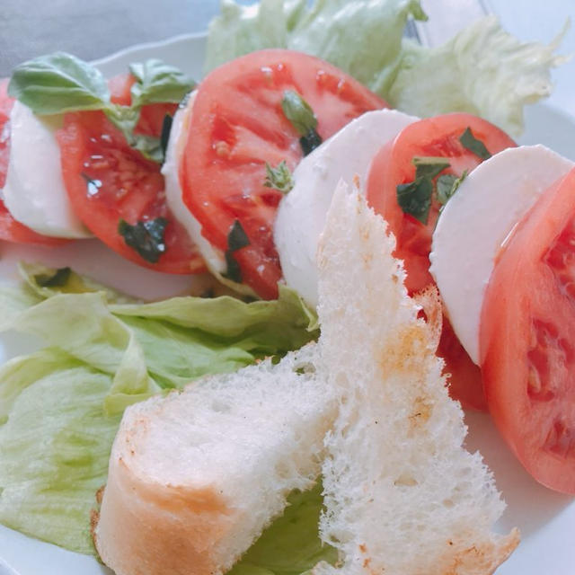 モッツァレッラチーズとトマトのサラダはトマトとチーズを一緒に食べると美味しい とジョジョのトニオさんが言ってたで By Rumi Kamaishiさん レシピブログ 料理ブログのレシピ満載