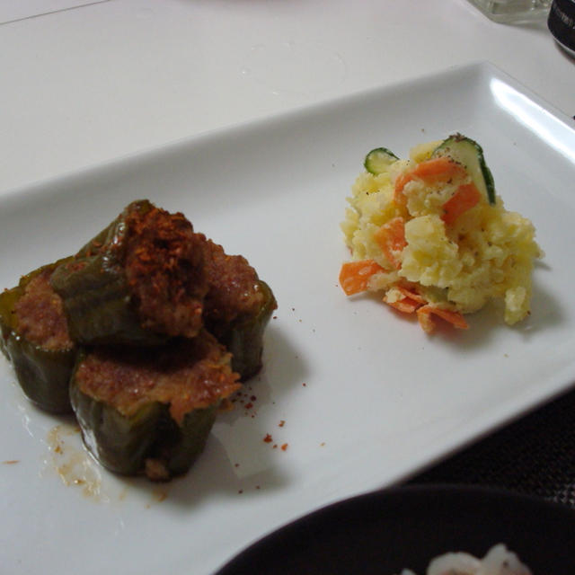 ピーマンの肉詰め、ポテトサラダ、お味噌汁（Stuffed Green Peppers, Potato Salad, and Miso Soup）