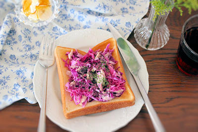 トーストバリエ、紫キャベツとツナのトースト