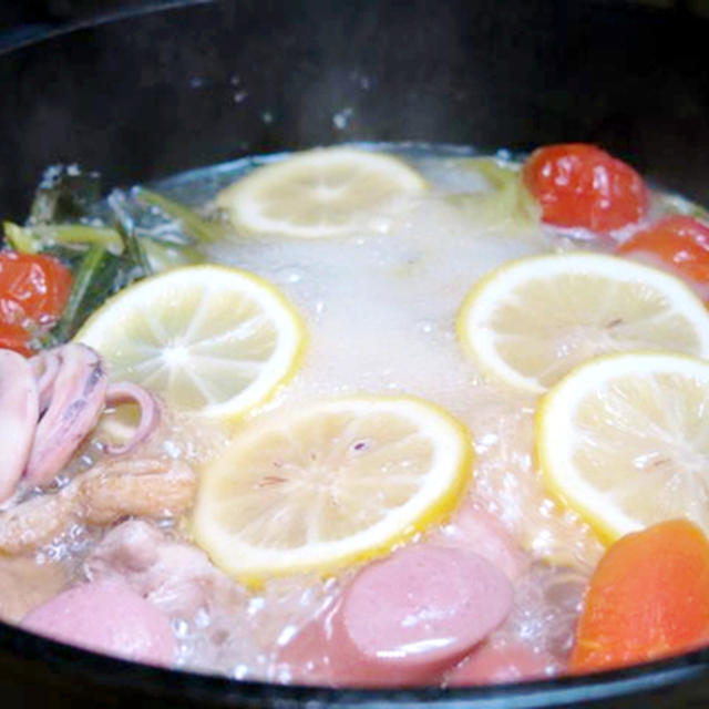 今日の晩御飯/ダッチオーブンで作る、爽やかな「レモン鍋」は、さっぱりヘルシーで心も身体もポカポカになれる冬鍋の新定番。