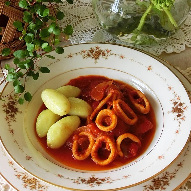 レシピ＊イカのトマト煮込みバターポテト添え