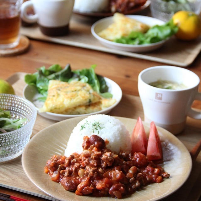 チリコンカン と じゃがいもチーズのガレット。