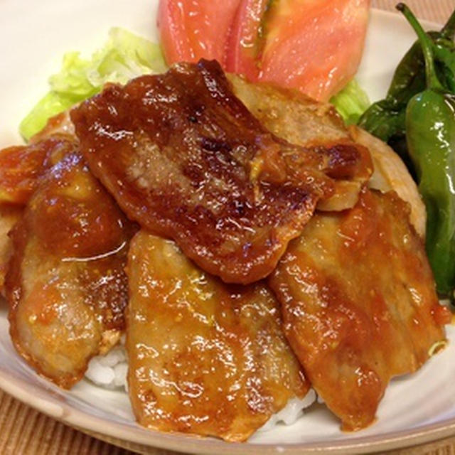 夏の豚バラトマト丼。