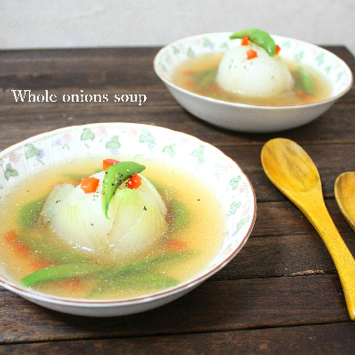 花柄の皿に盛りつけられた玉ねぎとスナップえんどうの中華スープ