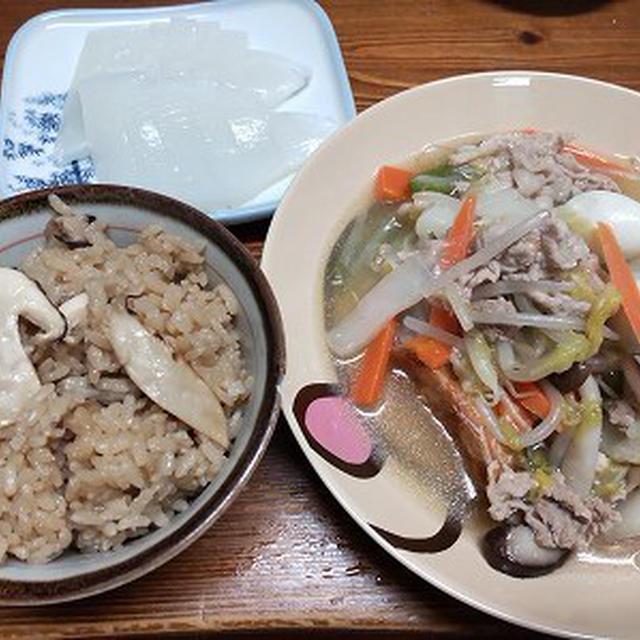 きのこ発見。きのこご飯と揚げ餃子の八宝菜かけ