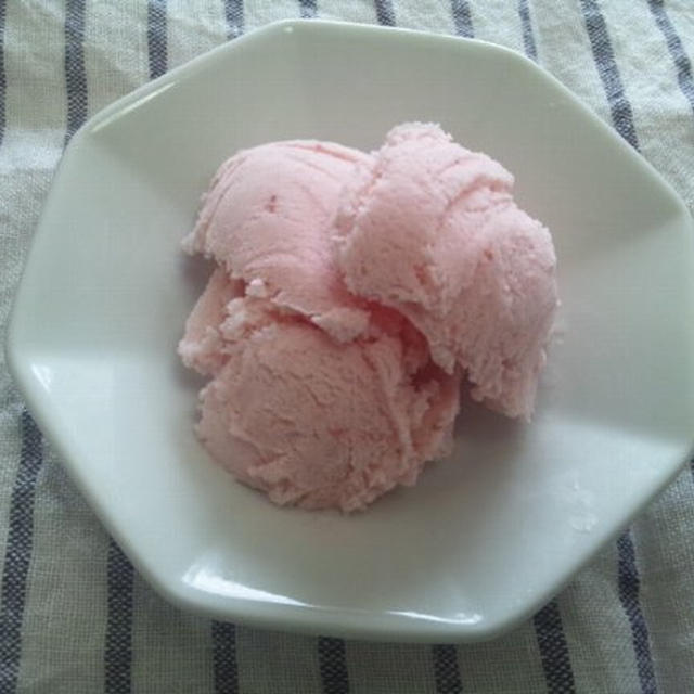 いちごのアイスクリーム