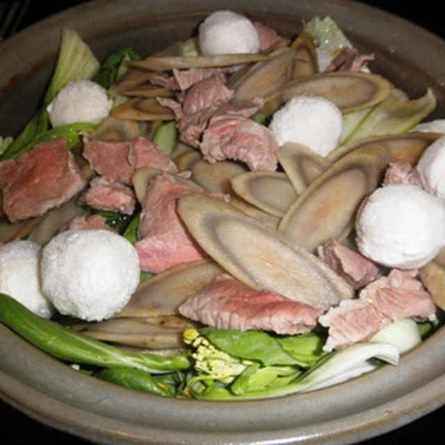 玄米飯と味噌汁、冷凍卵で目玉焼きランチ ～ 豚ごぼう鍋