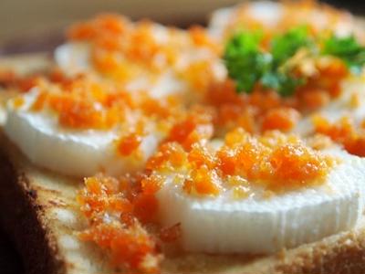 鮭と長芋の味噌バタートースト