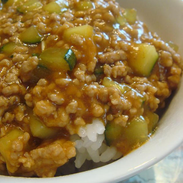 豚ひき肉とキュウリの丼