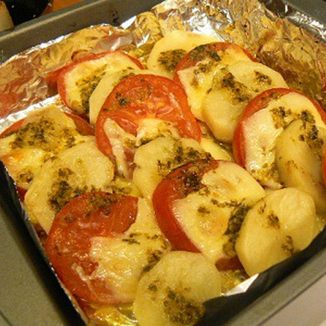 トマトとポテトとチーズの重ね焼き★バジルソース