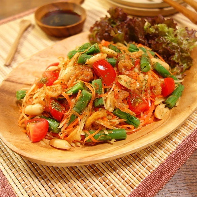 Colorful vegetables and green papaya salad in the style of Thai food　-Recipe No.1521【English】