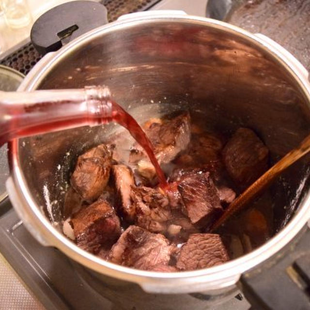 料理用ワインの作り方と牛肉の赤ワイン煮込み