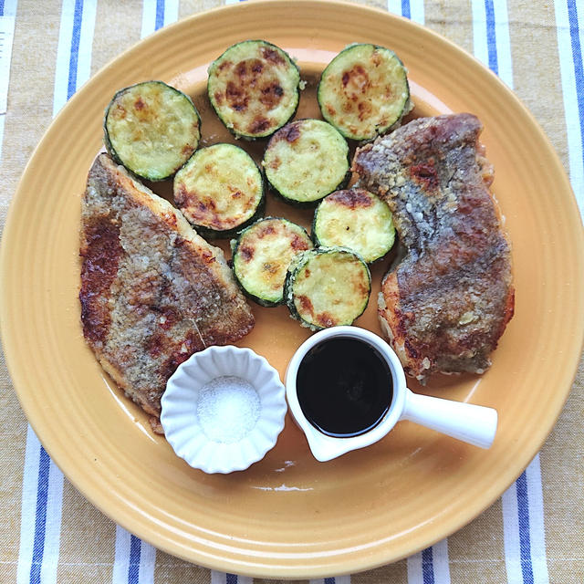 ズッキーニとカレイのカリカリ焼き、塩と甘辛タレ添え