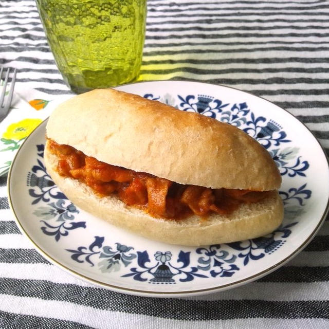 ポルトガルのトマトソース味豚肉入りサンドイッチ　ビファーナBifana　