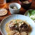 香り豊かなビーフストロガノフで、煮込みハンバーグ。