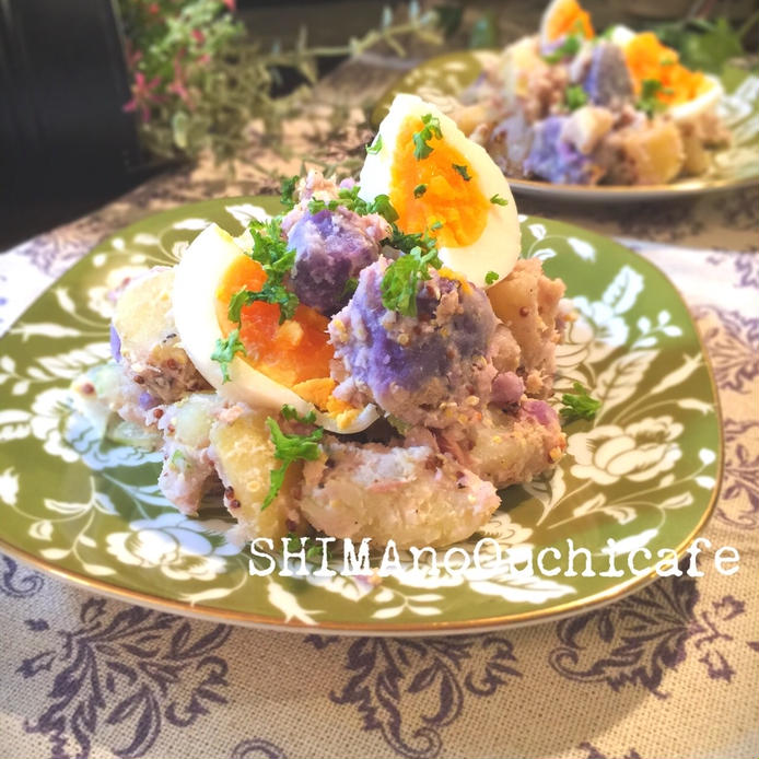 模様入りの皿に盛りつけられた黄色と紫色のポテトサラダ