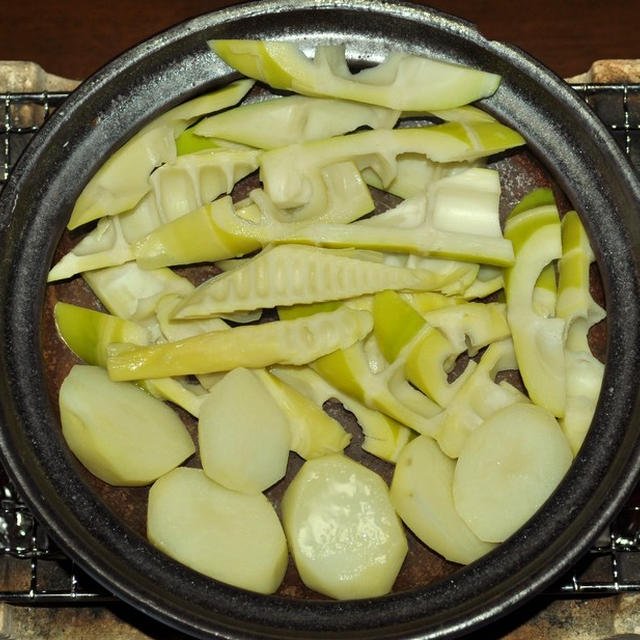 炭火で作る『筍はちこと新ジャガ』の陶板焼