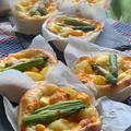 今が旬のグリーンアスパラをのせてパン焼きは旬の総菜パンです♪♪おやつはマドレーヌです