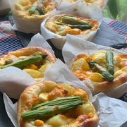 今が旬のグリーンアスパラをのせてパン焼きは旬の総菜パンです♪♪おやつはマドレーヌです