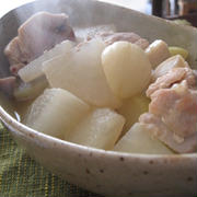 にんにく塩味の鶏肉と大根の煮物