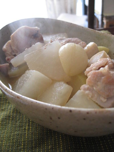 にんにく塩味の鶏肉と大根の煮物