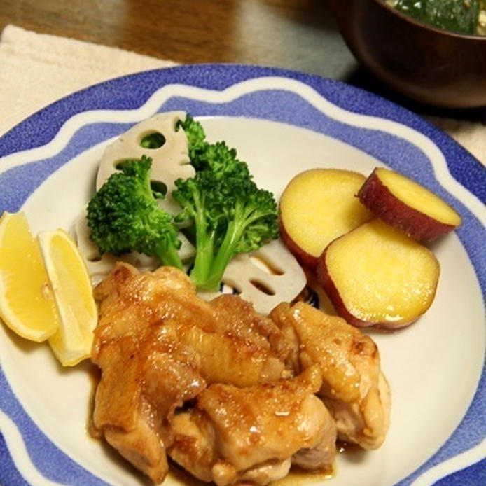 皿に盛りつけられたゆで鶏のしょうゆレモン焼きと付け合わせ野菜