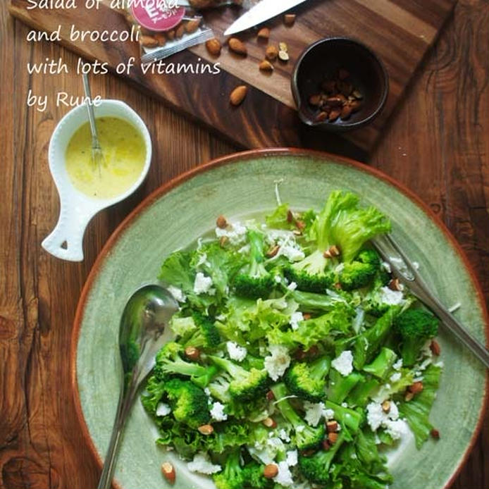 ブロッコリー、緑の葉物を使ったグリーンサラダに白色のマヨネーズソースをかけた画像